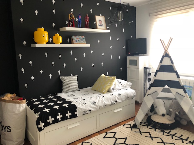 Habitación infantil para dos en tonos negros y blancos