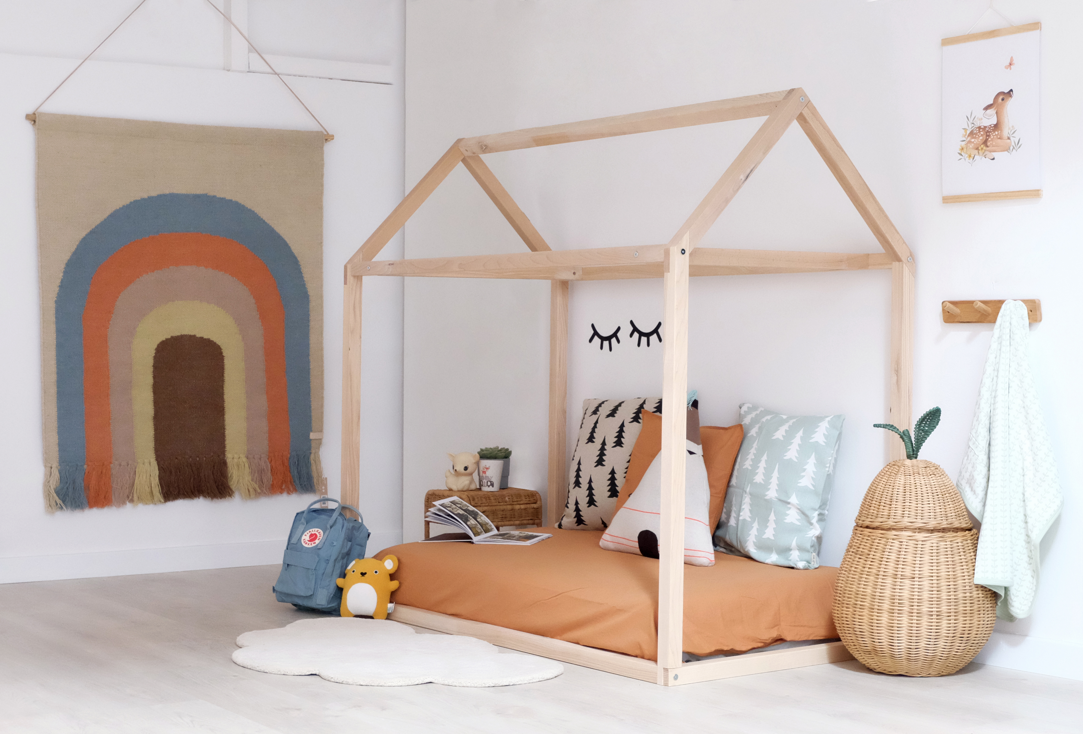 Cama casita infantil de madera inspirada en Método Montessori