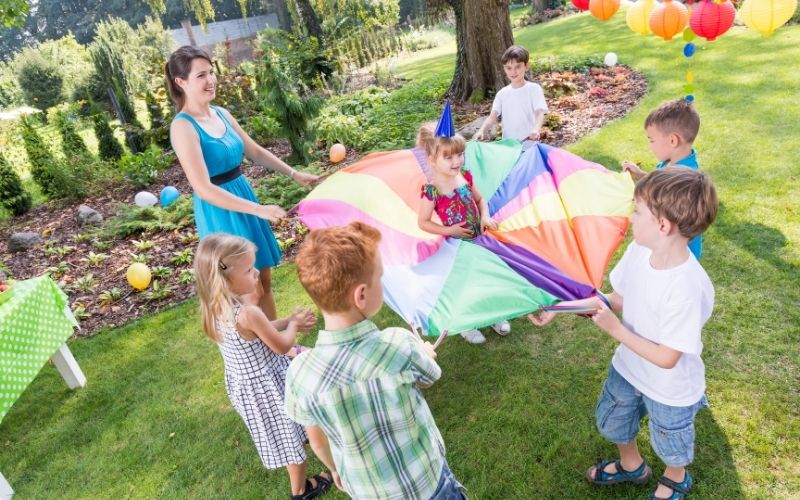 Zona de juegos para niños en actividades al aire libre en el